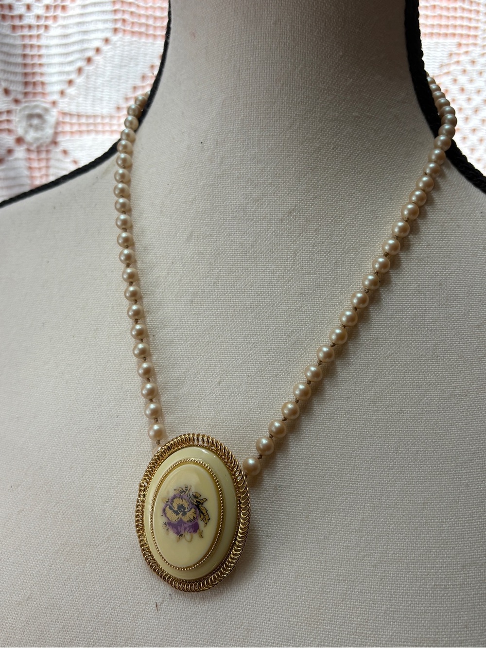 Vintage-Inspired Cream Pearl Necklace with Gold Floral Pendant - Picture 5 of 8